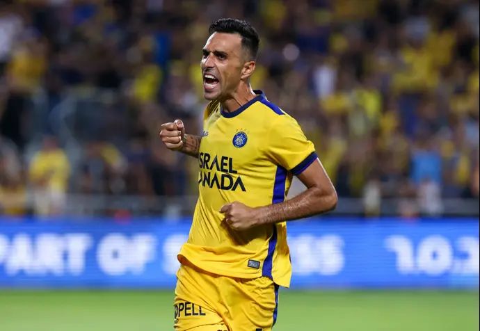 שחקן מכבי תל אביב ערן זהבי חוגג שער