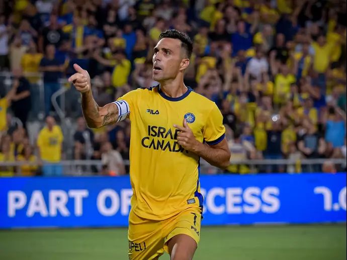 שחקן מכבי תל אביב ערן זהבי חוגג שער