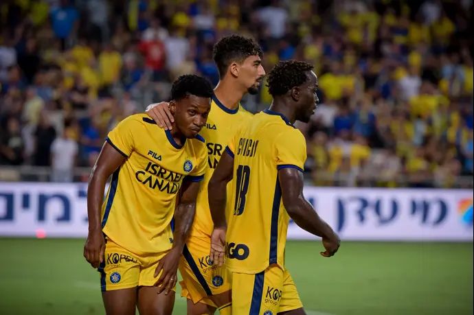 שחקן מכבי תל אביב מילסון עם פארפה גיאגון, רוי רביבו