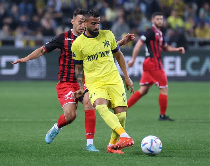 שחר פיבן שחקן מכבי תל אביב לפני גיא בדש שחקן הפועל ירושלים