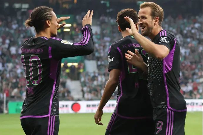 שחקן באיירן מינכן הארי קיין חוגג עם לירוי סאנה