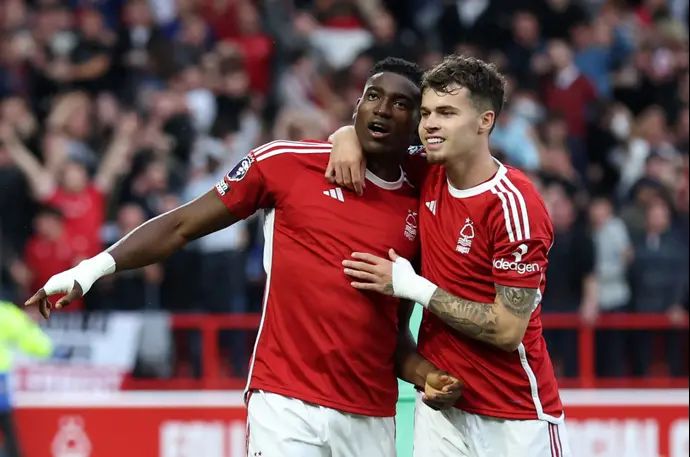 שחקן נוטינגהאם פורסט טאיוו אווני חוגג עם ניקו וויליאמס