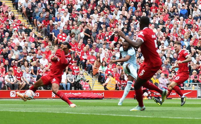 אנטואן סמניו שחקן בורנמות' כובש נגד ליברפול