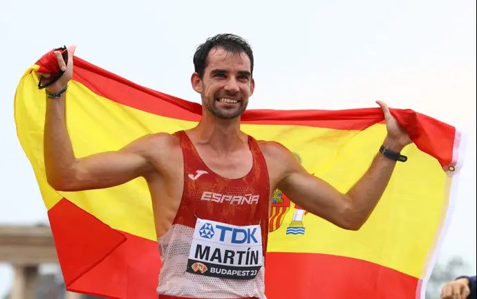 אלברטו מרטין אחרי שזכה באליפות העולם באתלטיקה בהליכה ל-20 ק"מ