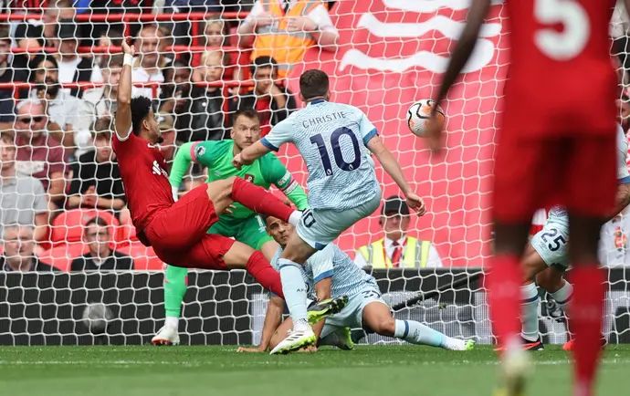 לואיס דיאס שחקן ליברפול מכניע בחצי מספרת את נטו שוער בורנמות'