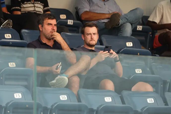 המנהל הטכני של מכבי תל אביב, דומיניק פרייס (ימין), עם הסקאוט רן אליאס