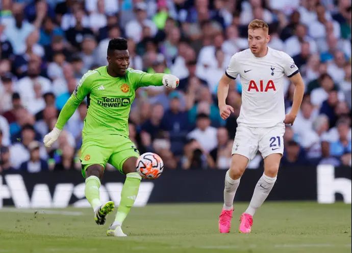 שחקן טוטנהאם דיאן קולוסבסקי לצד שוער מנצ'סטר יונייטד אנדרה אונאנה