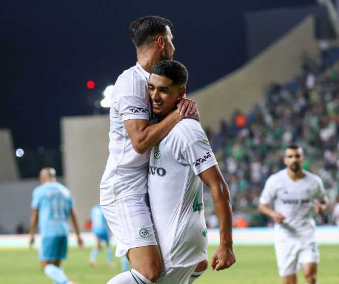 ענאן חלאילי עם דין דוד שחקני מכבי חיפה חוגגים