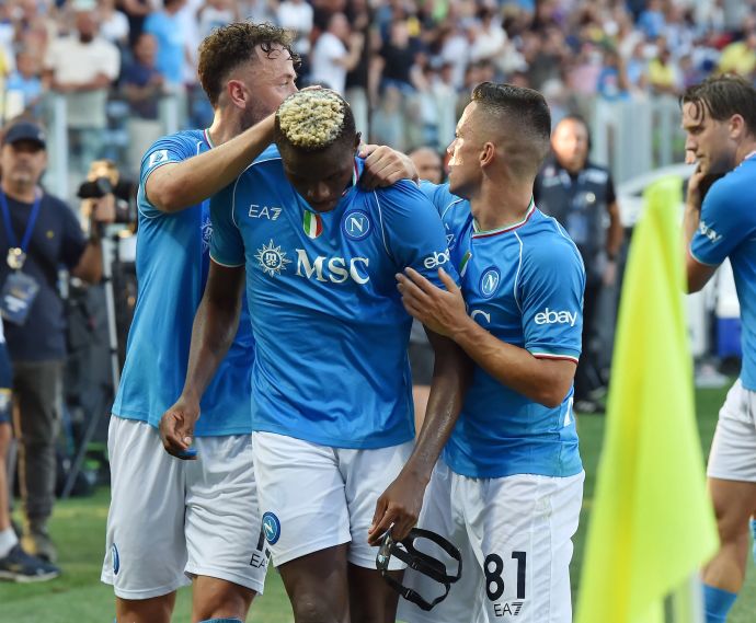 שחקני נאפולי חוגגים עם ויקטור אוסימן