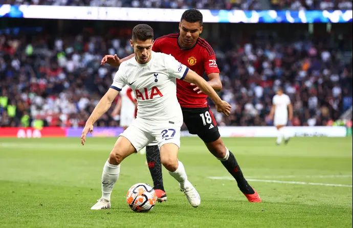 שחקן טוטנהאם מנור סולומון מול שחקן מנצ'סטר יונייטד קאסמירו