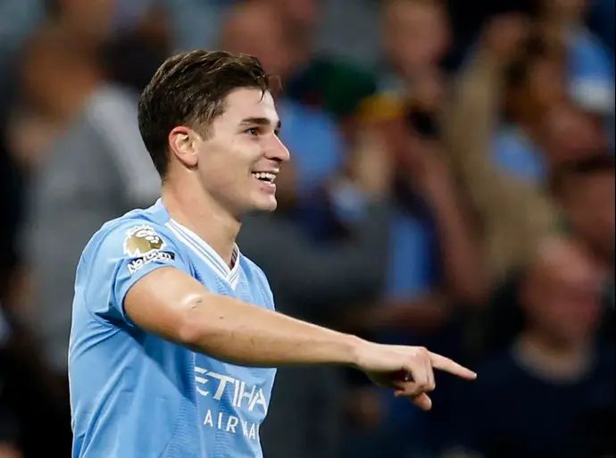 שחקן מנצ'סטר סיטי חוליאן אלברס חוגג שער