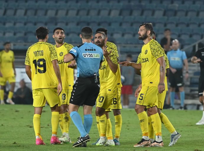 שחקני בית"ר ירושלים עם השופט שניר לוי