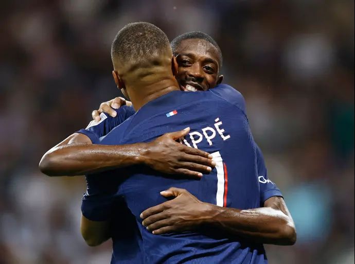 עוסמאן דמבלה מחבק את קיליאן אמבפה אחרי שער של פריז סן ז'רמן