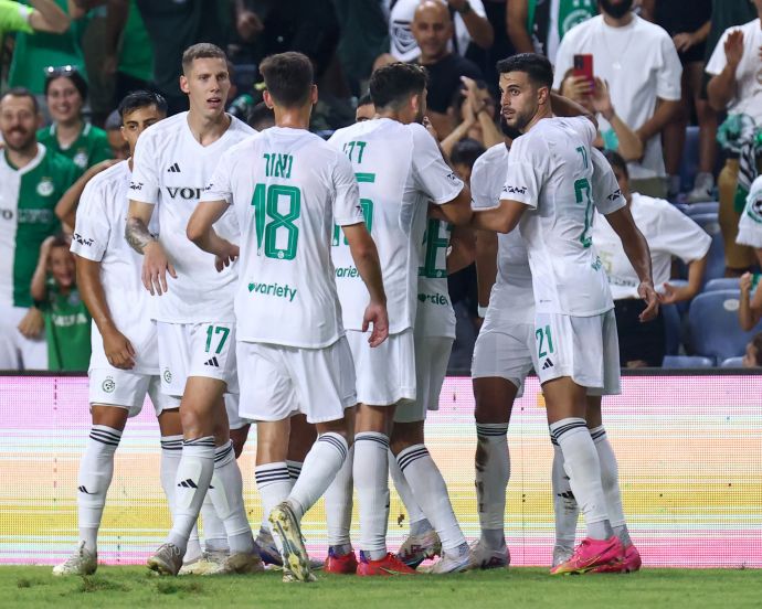 שחקני מכבי חיפה חוגגים