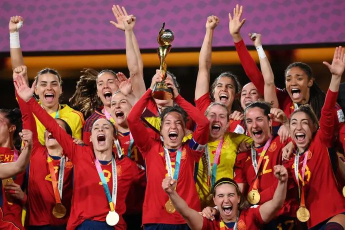 נבחרת ספרד מניפה גביע בגמר מונדיאל הנשים