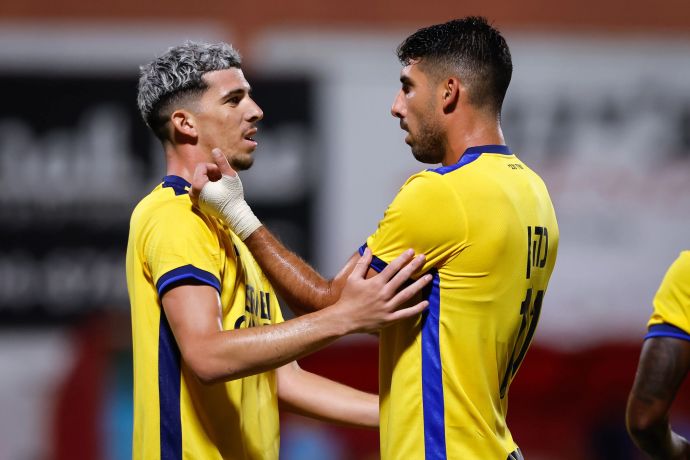 שחקן מכבי תל אביב דור תורג'מן חוגג עם יונתן כהן