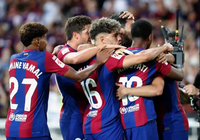 פדרי חוגג שער עם שחקני ברצלונה