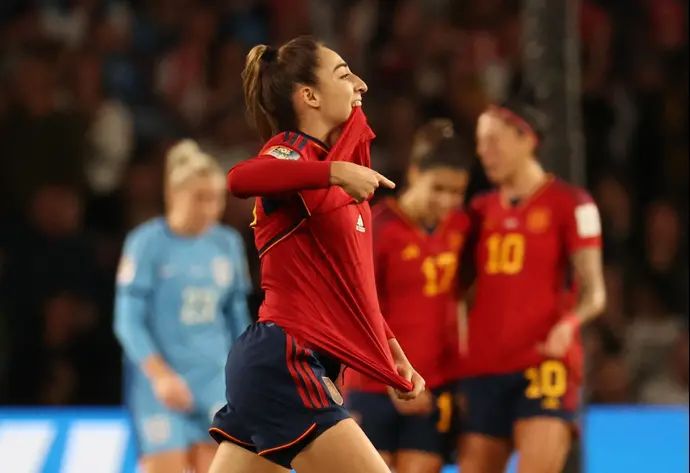 אולגה קרמונה, שחקנית נבחרת ספרד חוגגת בגמר המונדיאל
