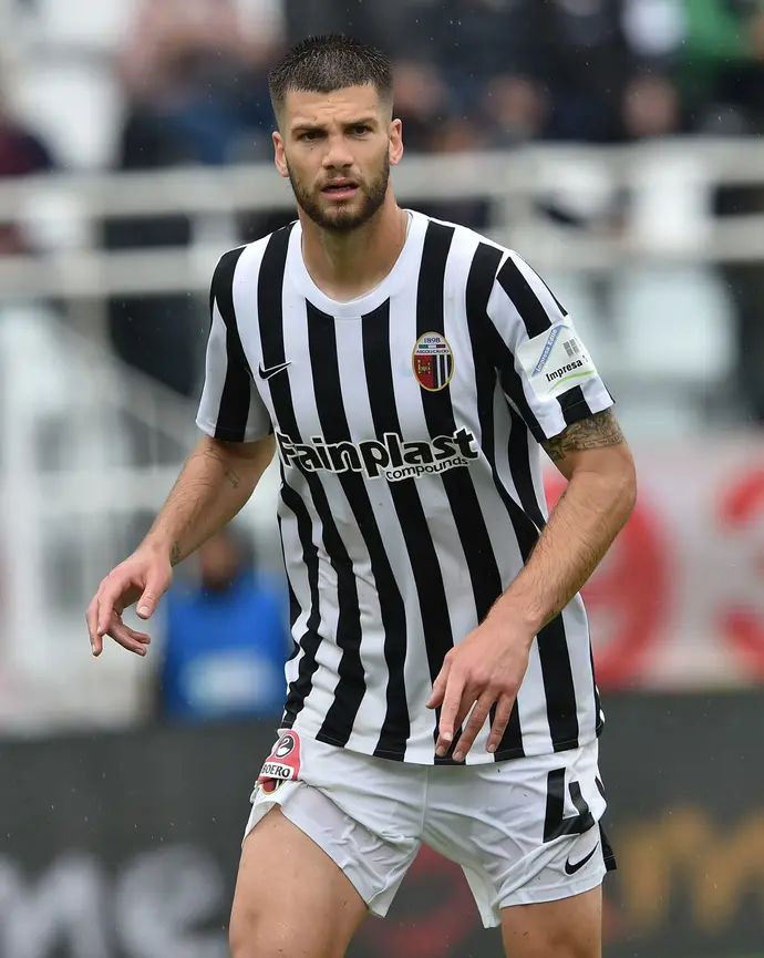 לורנצו שימיץ' במדי אסקולי