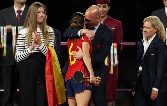 נשיא התאחדות הכדורגל הספרדית, לואיס רוביאלס, עם שחקנית הנבחרת אאיטנה בונמאטי