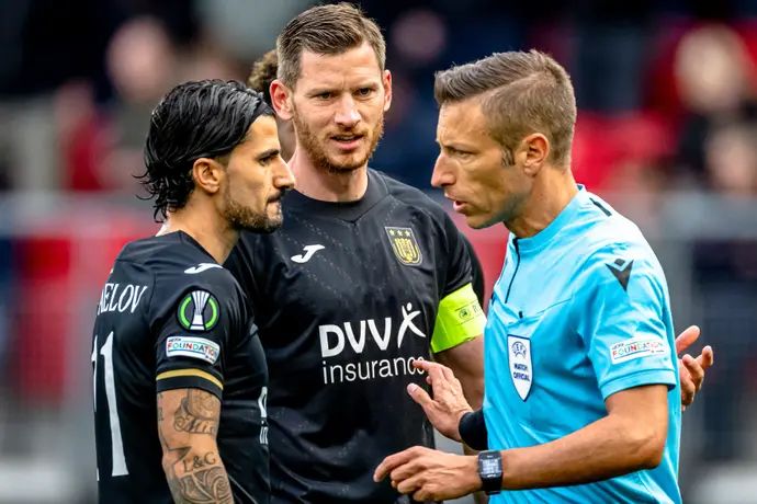 השופט האיטלקי דוידה מאסה עם ליאור רפאלוב, יאן ורטונגן שחקני אנדרלכט