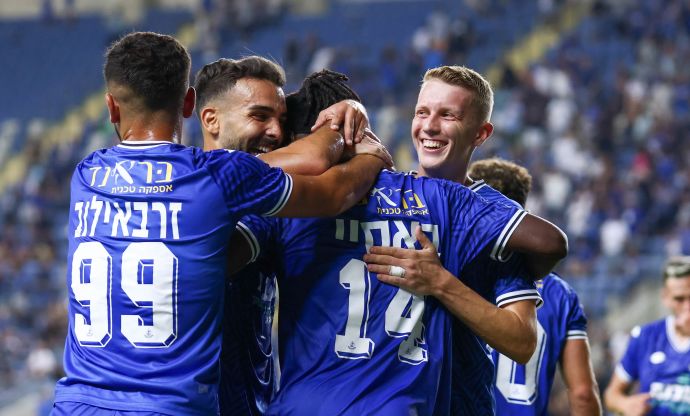 שחקני הפועל פתח תקוה חוגגים יחד עם פורצ'ן באסי