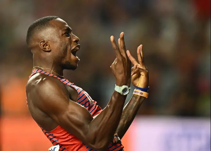 גרנט הולוואי רץ משוכות אמריקאי