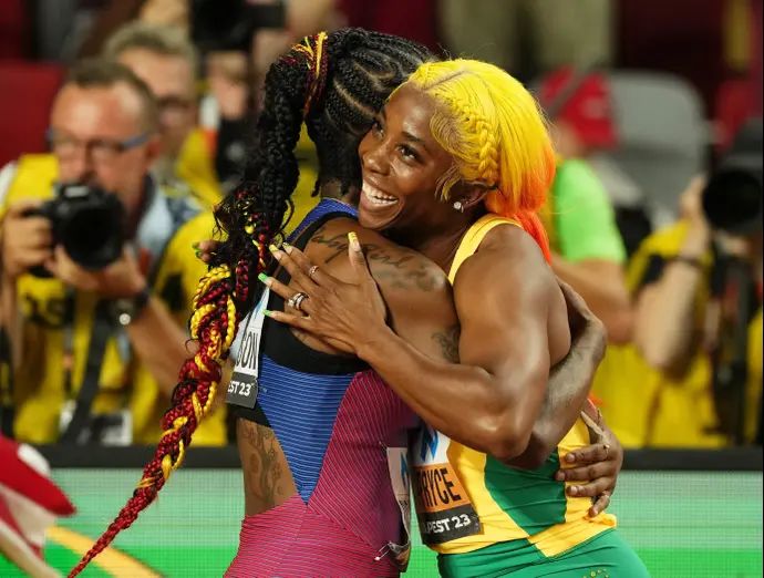 שלי-אן פרייזר-פרייס אצנית ג'מייקנית עם אלופת העולם שקארי ריצ'רדסון