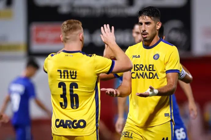 שחקן מכבי תל אביב יונתן כהן חוגג עם עידו שחר