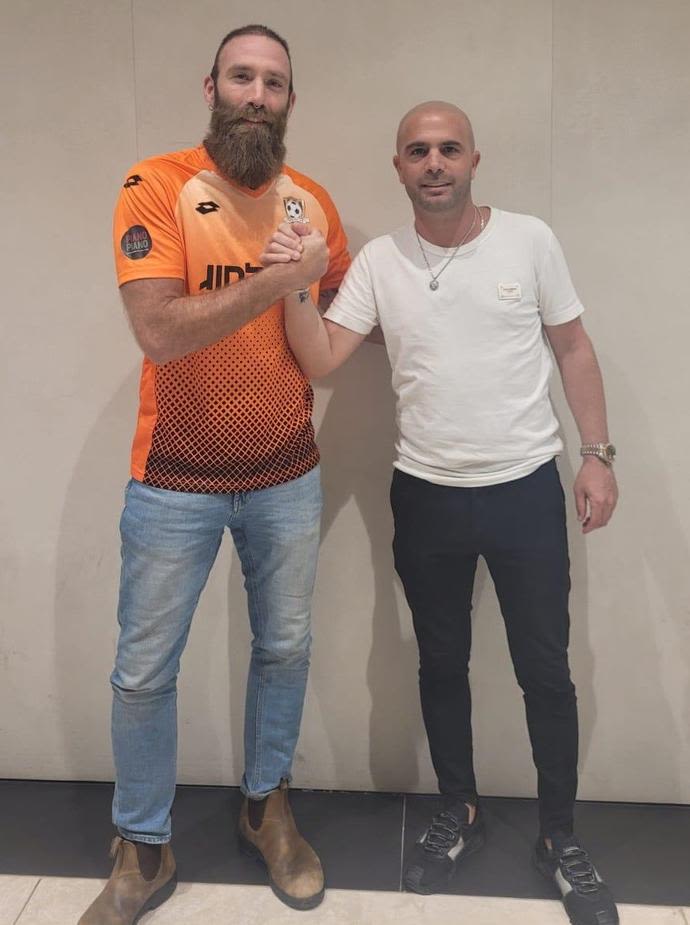 רועי אנקווה מנכ"ל סקציה נס ציונה עם השוער דני עמוס