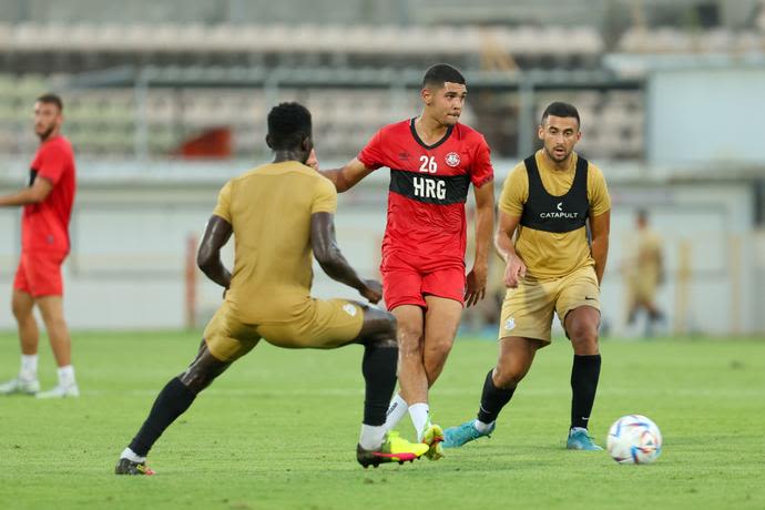 עומרי שמיר שחקן הפועל רמת גן לפני גיל כהן שחקן מ.ס. אשדוד