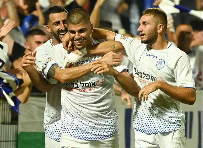 פדיל זבידאת (מימין), גיל יצחק, רונן פרץ שחקני מכבי קביליו יפו חוגגים