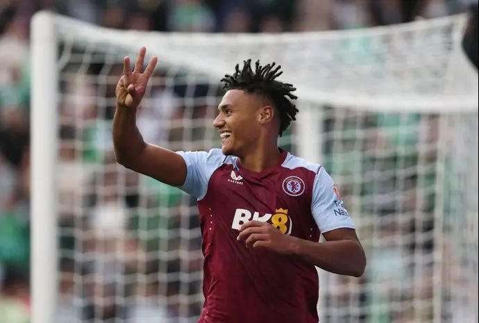 אולי ווטקינס שחקן אסטון וילה חוגג שלושער