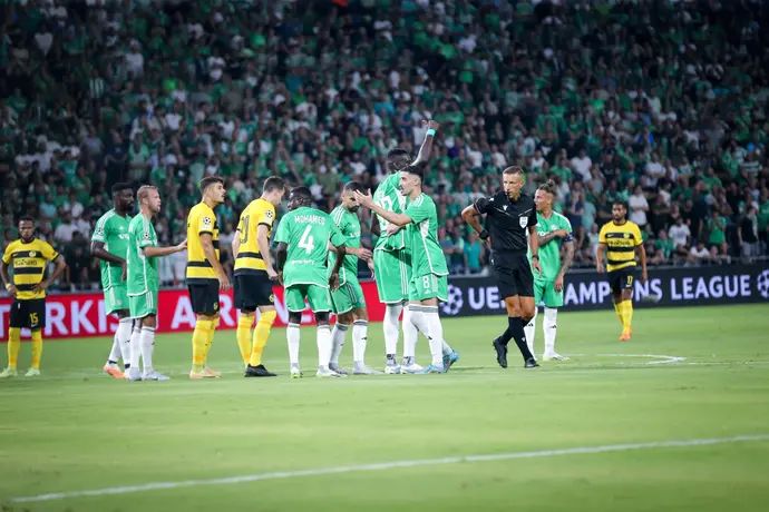 דולב חזיזה לצד שחקני מכבי חיפה