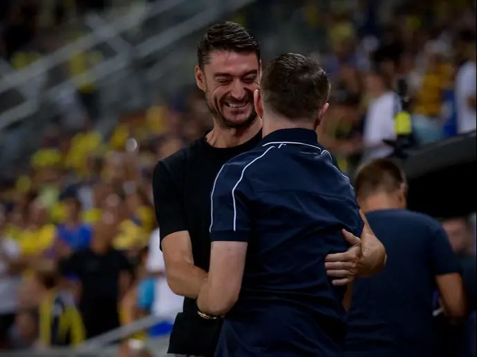 מאמן צלייה אלברט ריירה עם מאמן מכבי תל אביב רובי קין