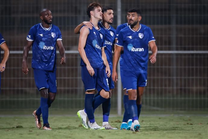 שחקני עירוני קרית שמונה חוגגים עם אריאל שרצקי: עאיד חבשי, רועי זיקרי