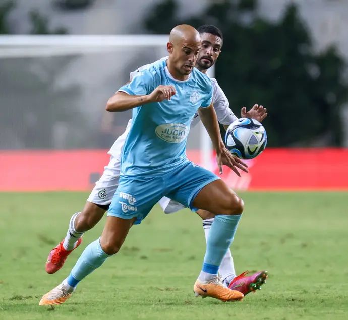 טל בן חיים שחקן מכבי פתח תקוה לפני מאור קנדיל שחקן מכבי חיפה