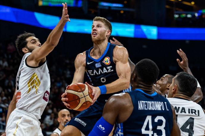 תומאס ווקאפ במדי נבחרת יוון נגד ירדן