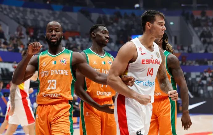 שחקן נבחרת ספרד ווילי הרננגומס נגד נבחרת חוף השנהב