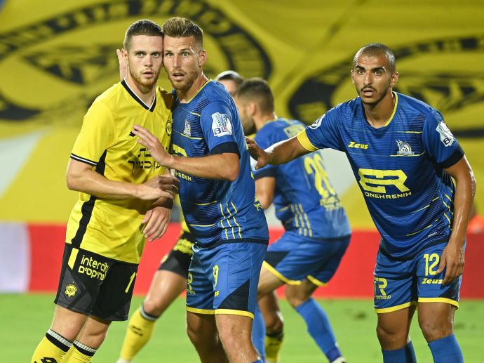 מארק קוסטה חלוץ בני ריינה מול ג'ואל אבו חנא בלם מכבי נתניה