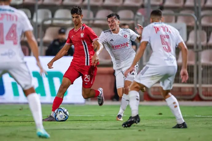 שחקן בני סכנין אניס פורת עיאש מול שחקן הפועל תל אביב אלון אזוגי