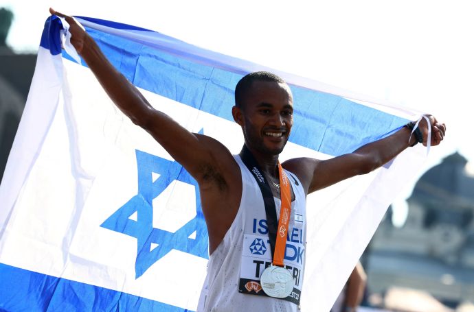 המרתוניסט מארו טפרי אחרי הזכייה במדליית הכסף באליפות העולם