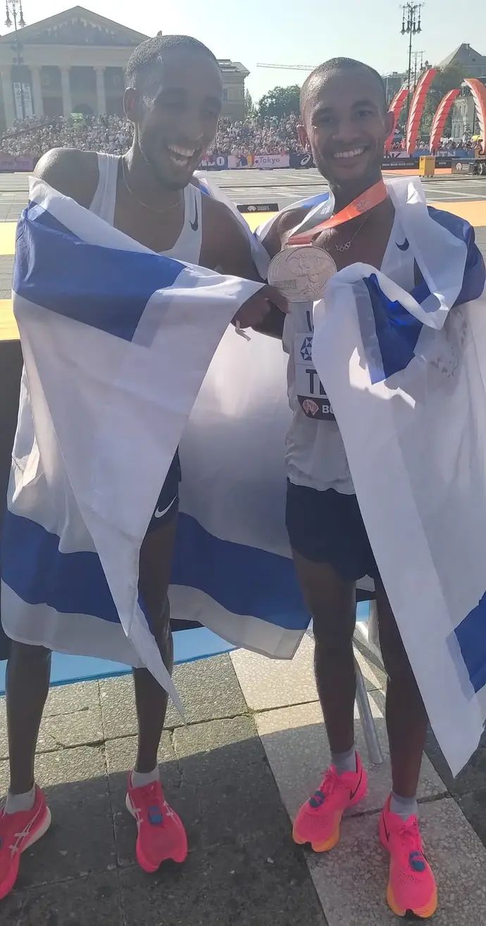 סגן אלוף העולם בריצת מרתון, מארו טפרי הישראלי, עם איימרו עלמיה