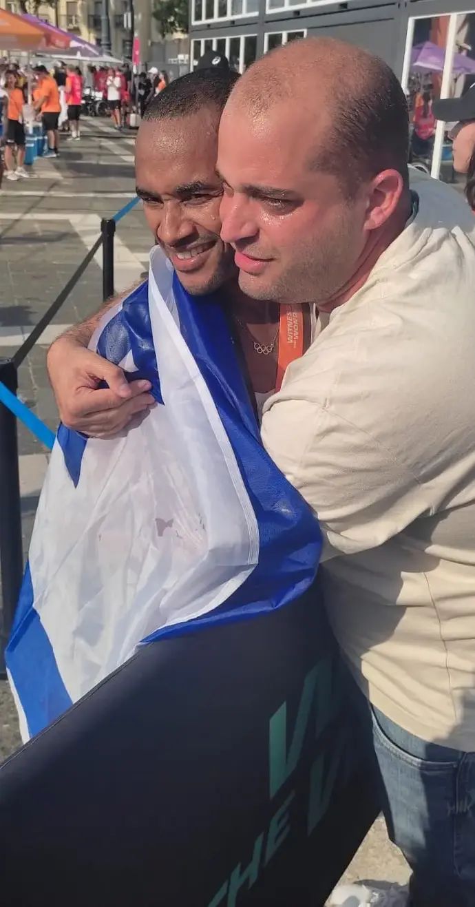 מנכ"ל איגוד האתלטיקה גל לוי עם סגן אלוף העולם בריצת מרתון מארו טפרי