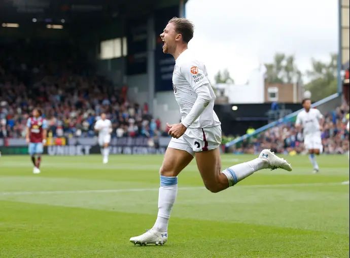 מאטי קאש, שחקן אסטון וילה חוגג