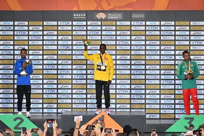 הרץ הישראלי מארו טפרי מקבל את מדליית הכסף באליפות העולם באתלטיקה