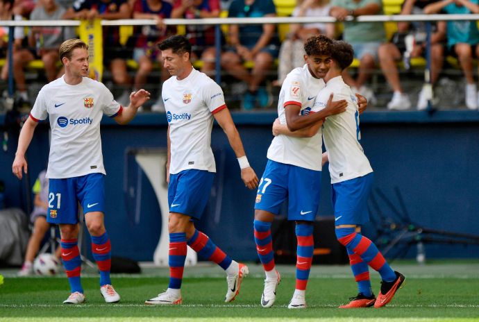 שחקני ברצלונה חוגגים עם לאמין ימאל