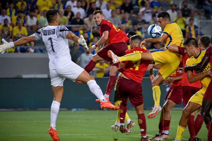 ערן זהבי שחקן מכבי תל אביב נוגח מול אריאל הרוש שוער מ.ס. אשדוד