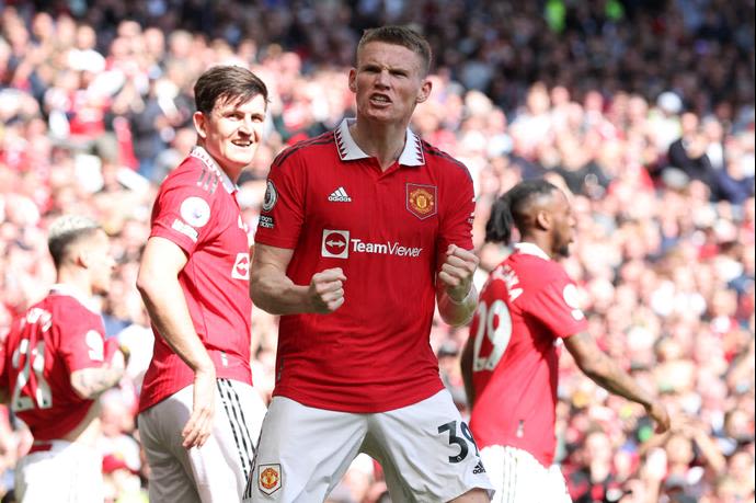 סקוט מקטומיניי שחקן מנצ'סטר יונייטד חוגג שער