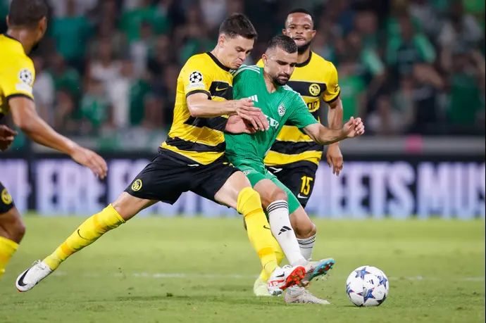 מחמוד ג'אבר מכבי חיפה לצד פביאן רידר יאנג בויז